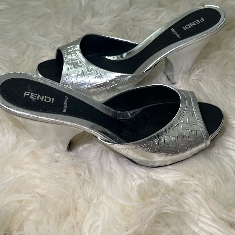 Fendi kitten heels size 40 1/2